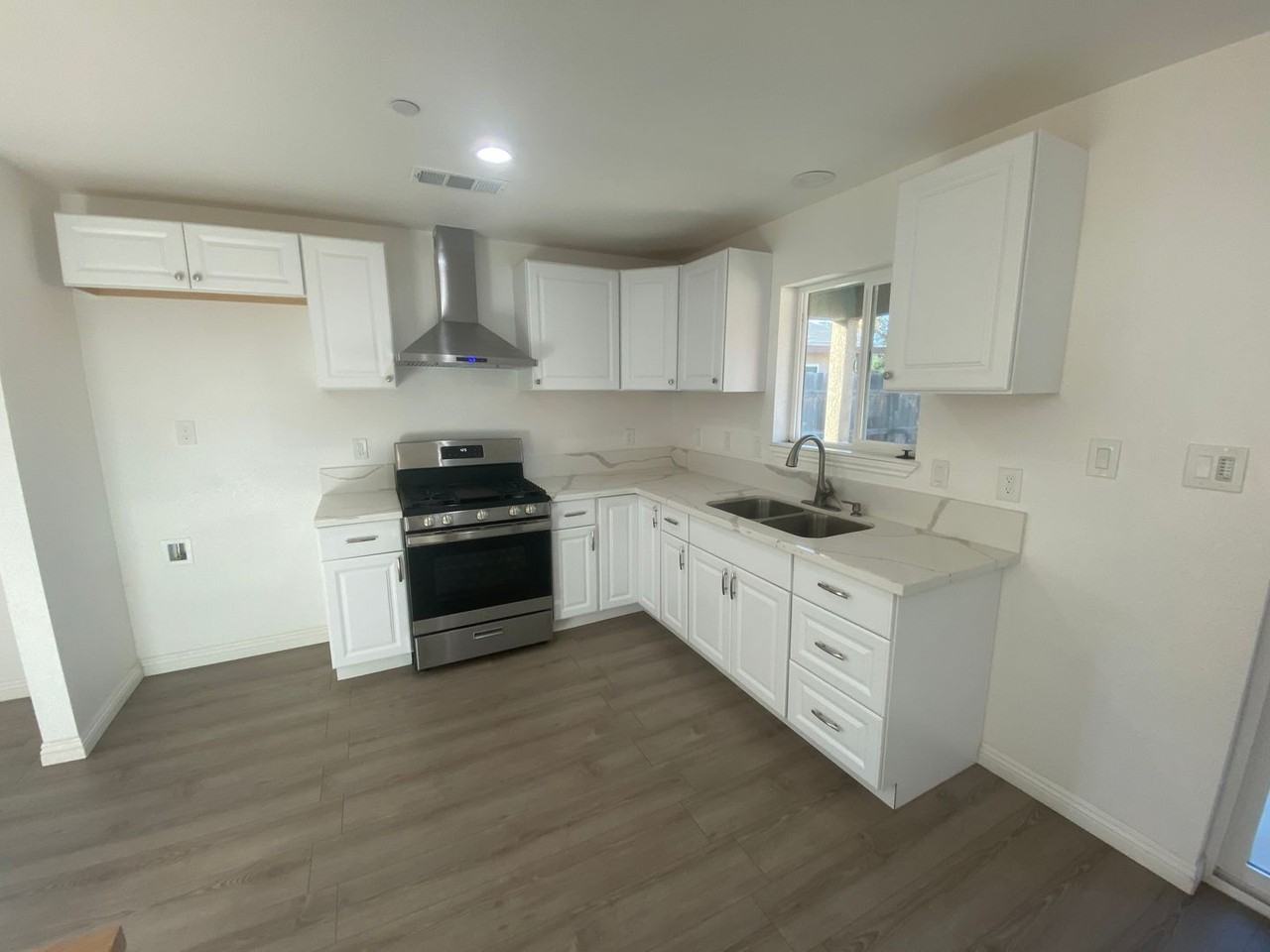 409 East 9th Street - Photo 5 of 19