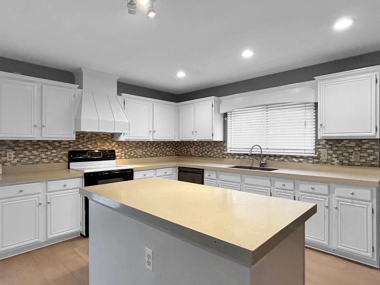 13303 Galicia - Photo 4 of 28