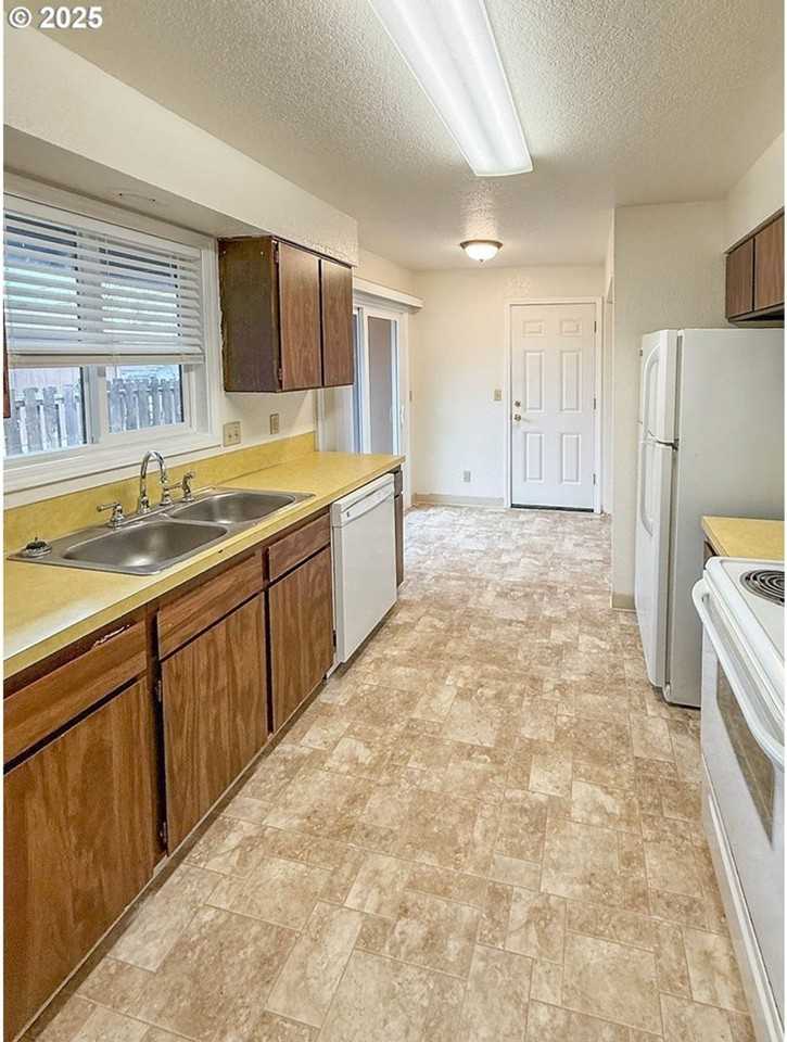 PP-0000 | 1927 & 1929 Green Ave - Photo 3 of 12