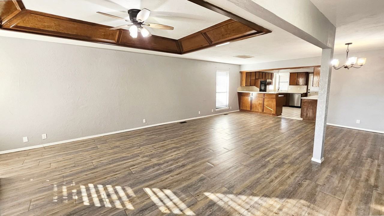 9005 Tracy Drive - Photo 3 of 27