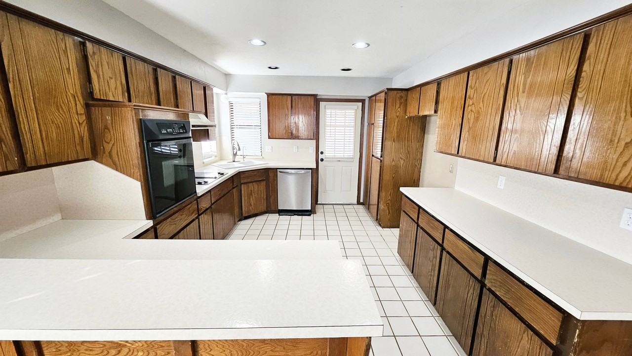 9005 Tracy Drive - Photo 7 of 27