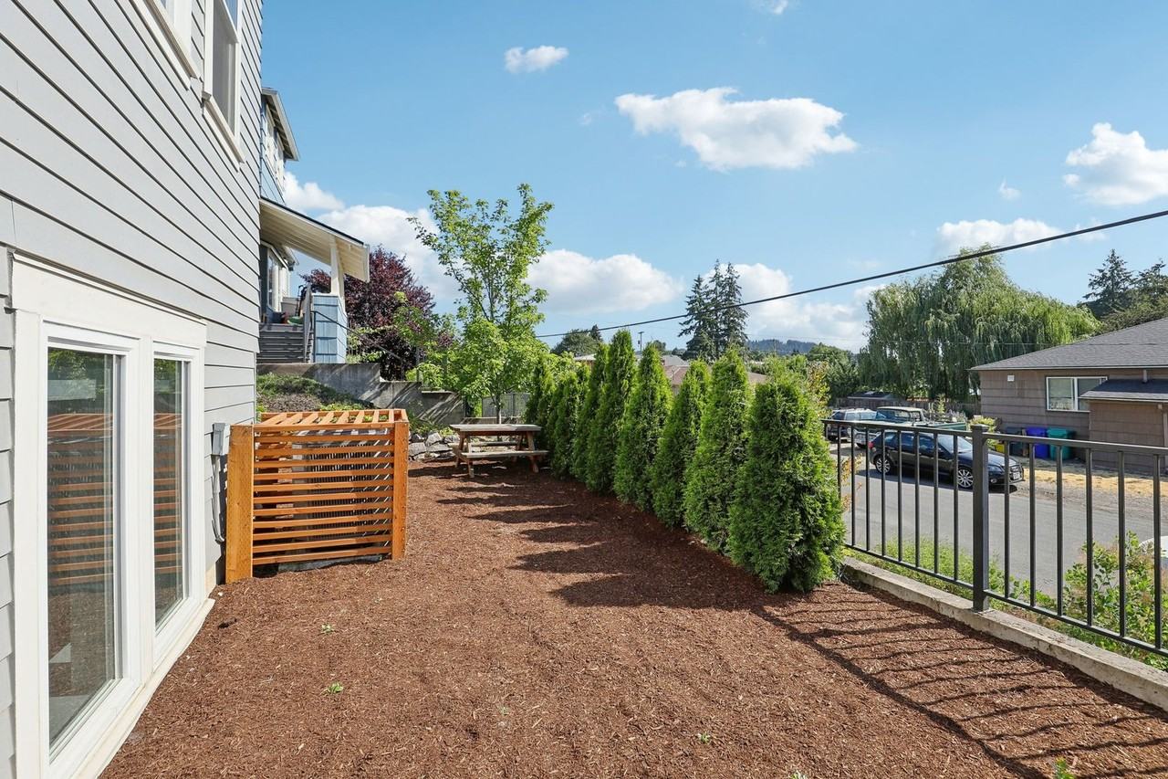 3769 Southeast 49th Avenue - Photo 6 of 50