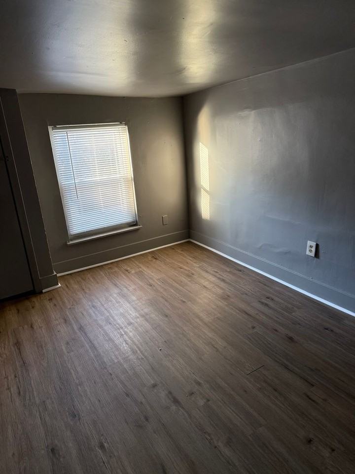 109 1/2 S Jackson St - Photo 2 of 8