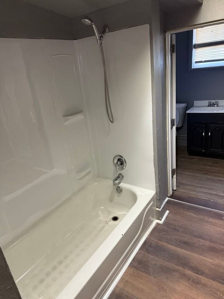 109 1/2 S Jackson St - Photo 6 of 8