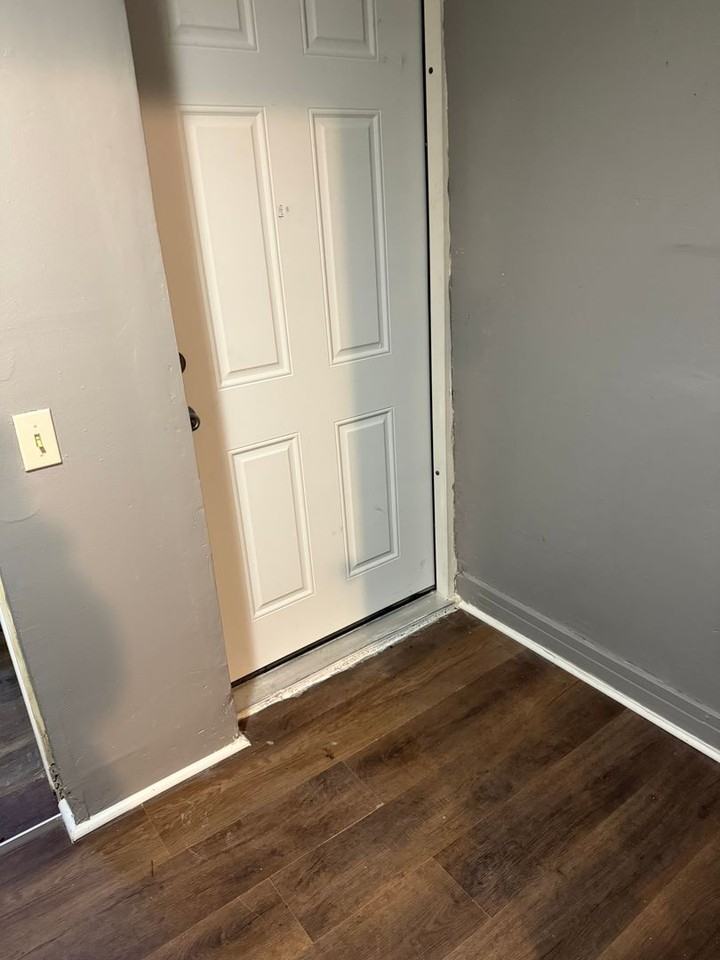 109 1/2 S Jackson St - Photo 7 of 8