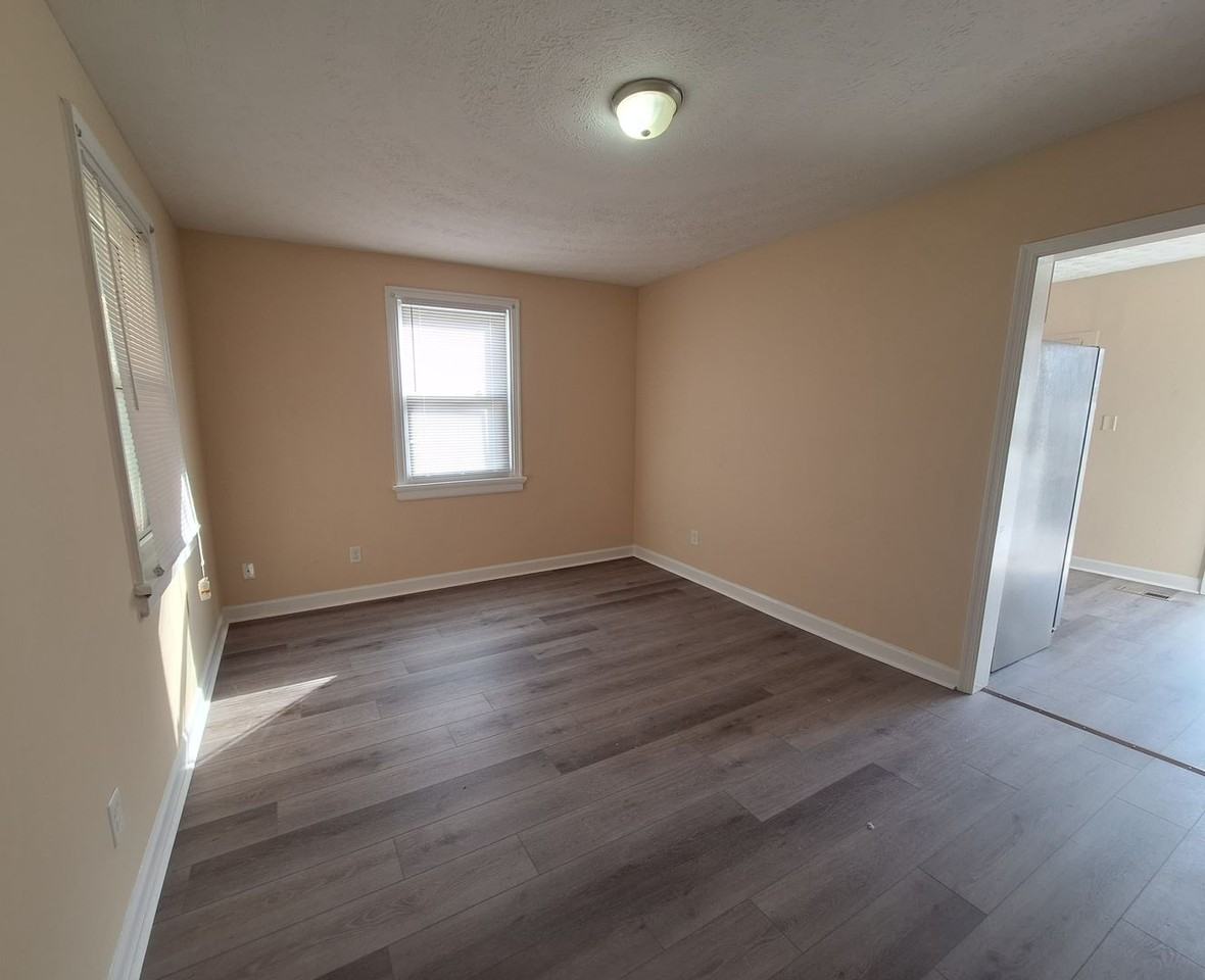 652 Ellen Road - Photo 2 of 16