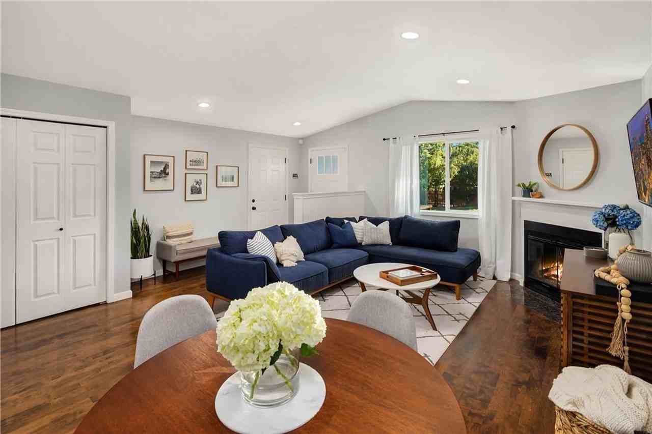 910 North 101st Street - Photo 4 of 26