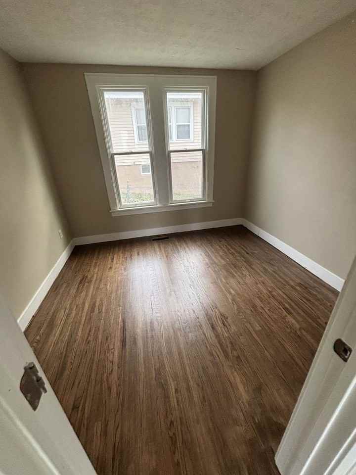 1300 26th Street - Photo 2 of 5