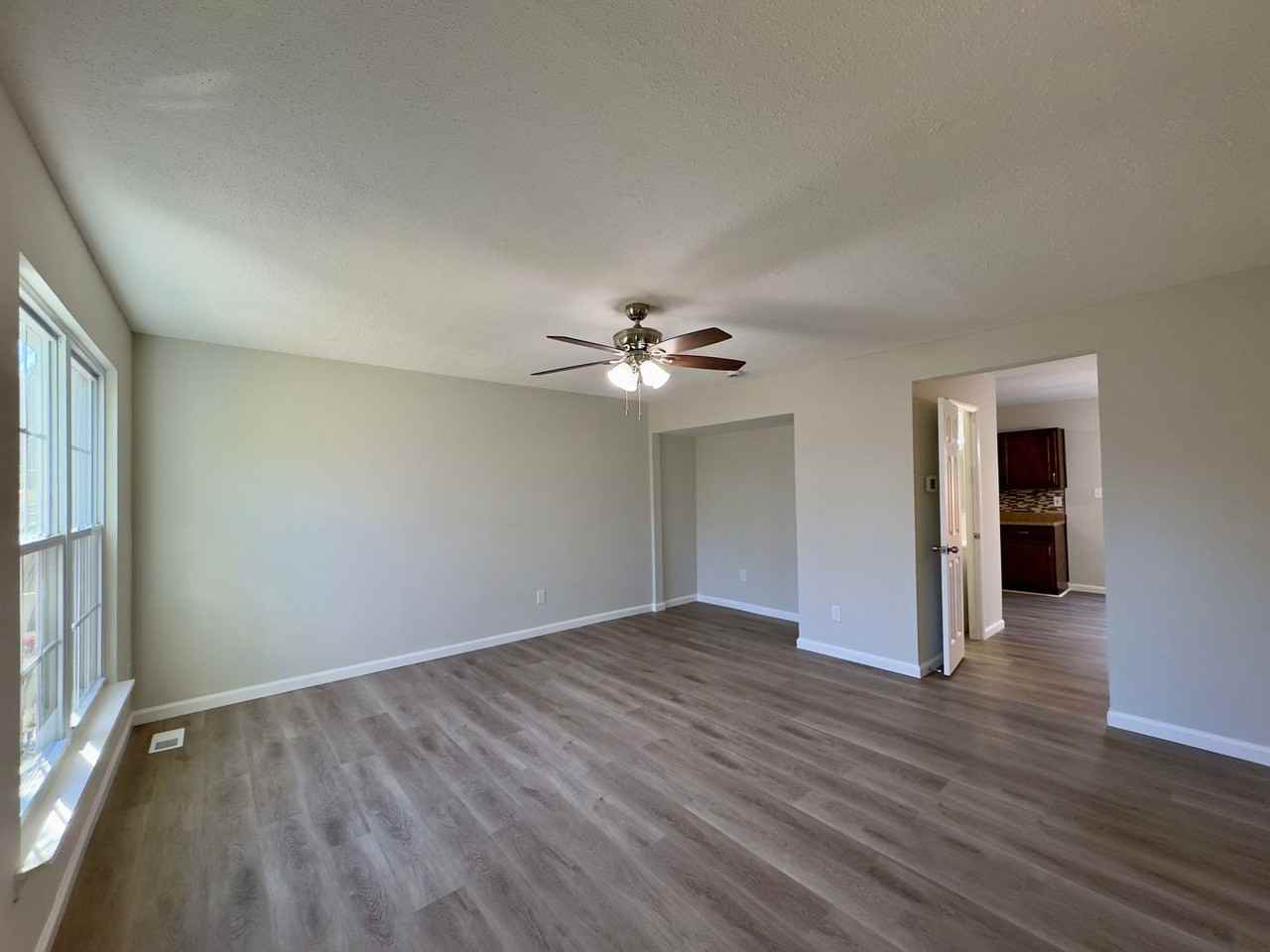 18 Woodcove Ct - Photo 5 of 25