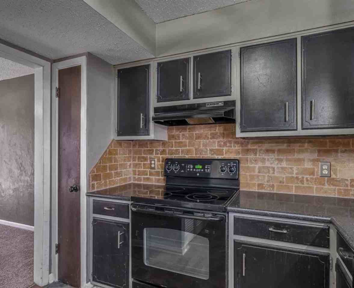 775 Highland Square Drive - Photo 6 of 14