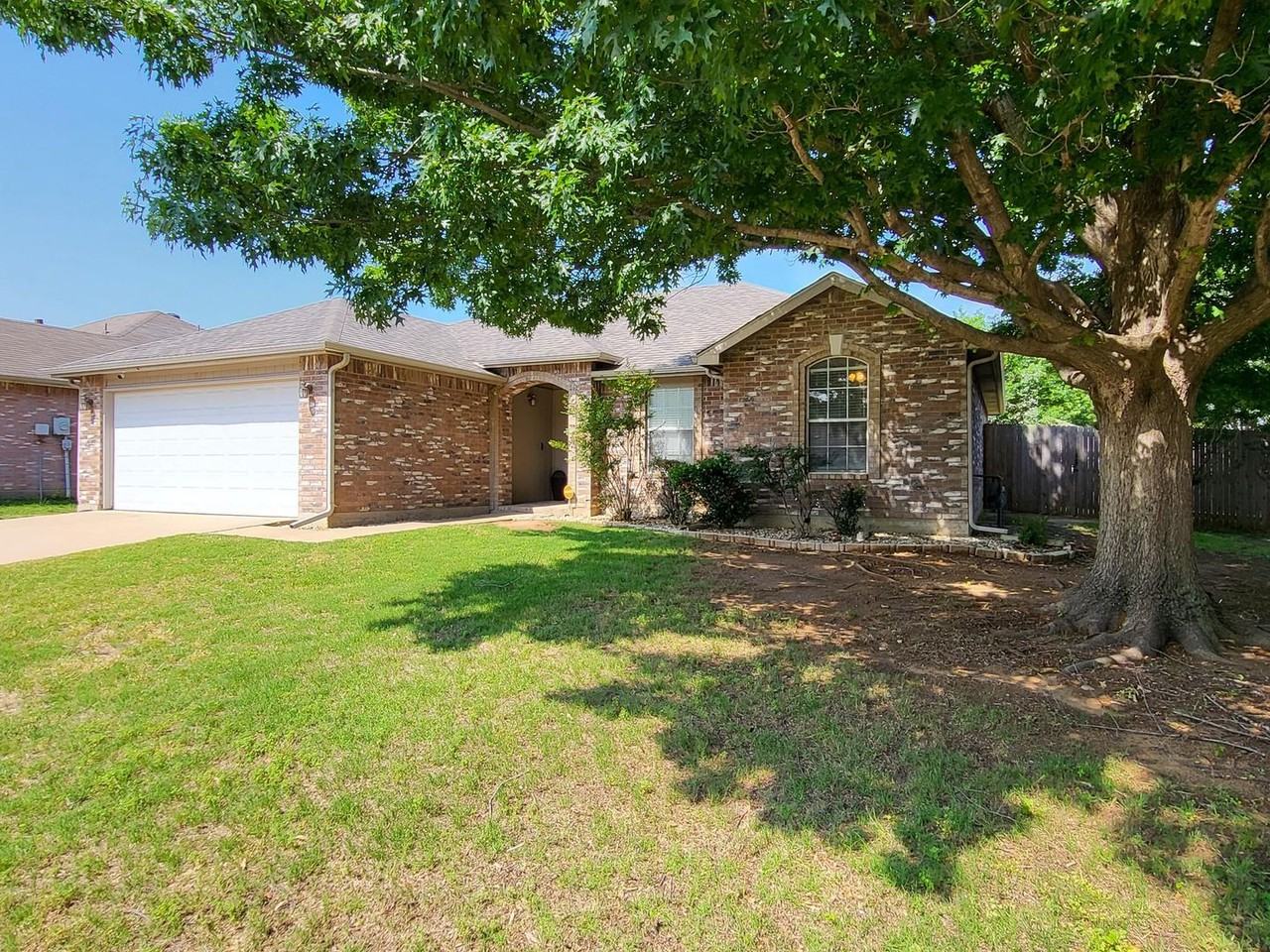 916 Silver Streak Drive - Photo 3 of 4