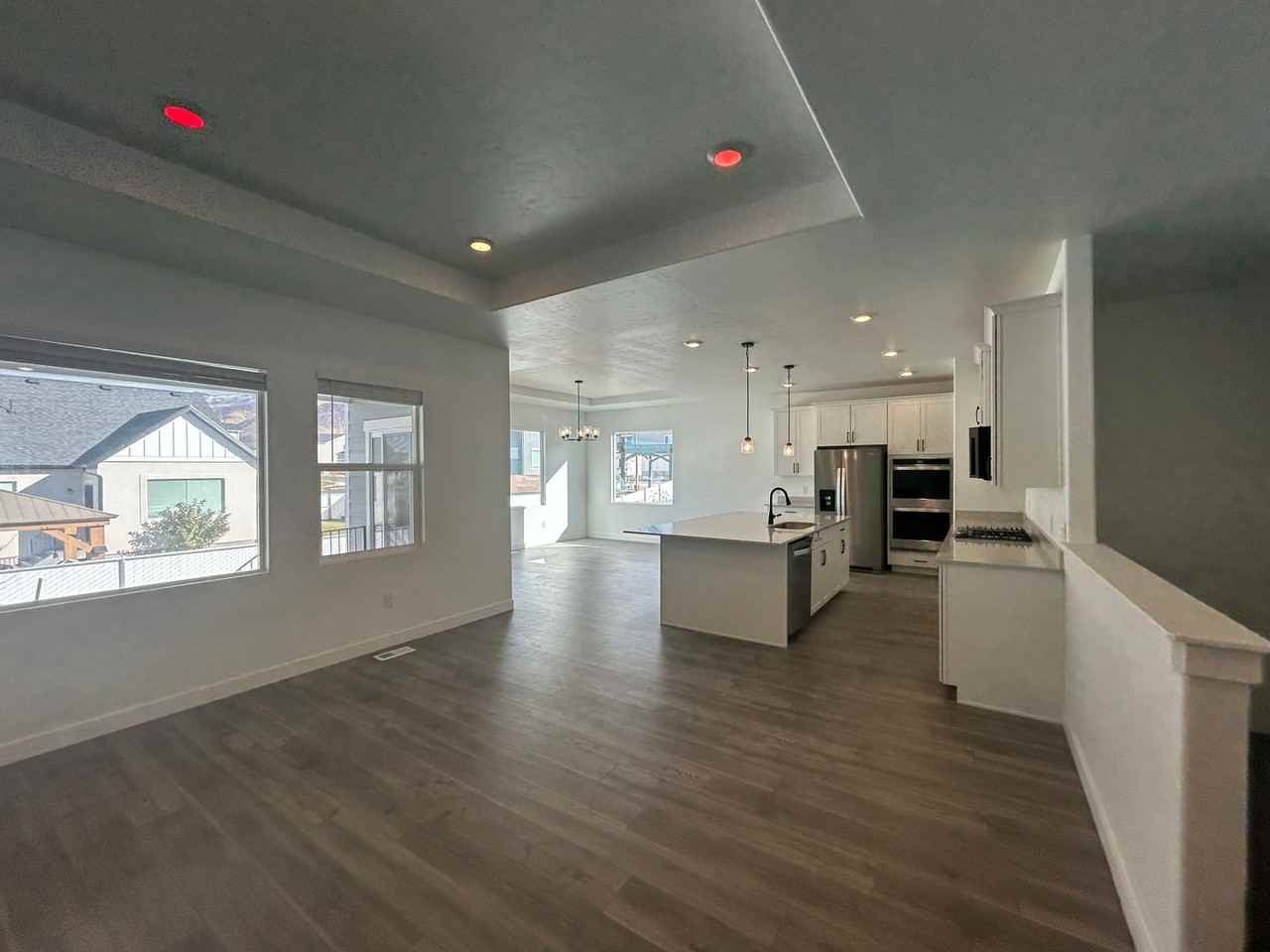 284 W Saddlebrook Dr - Photo 3 of 21