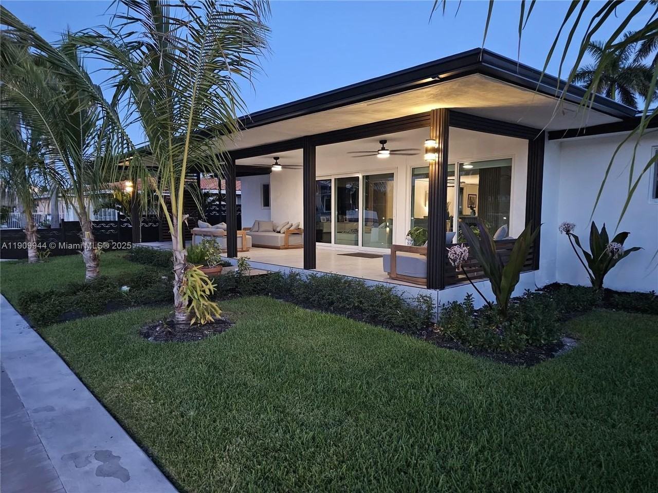 2537 Southeast 10th Court - Photo 2 of 39