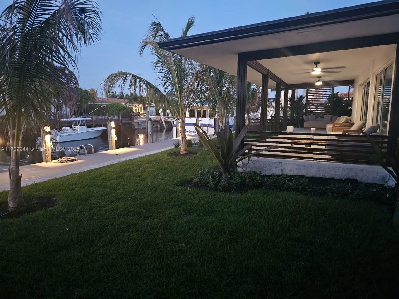 2537 Southeast 10th Court - Photo 3 of 39