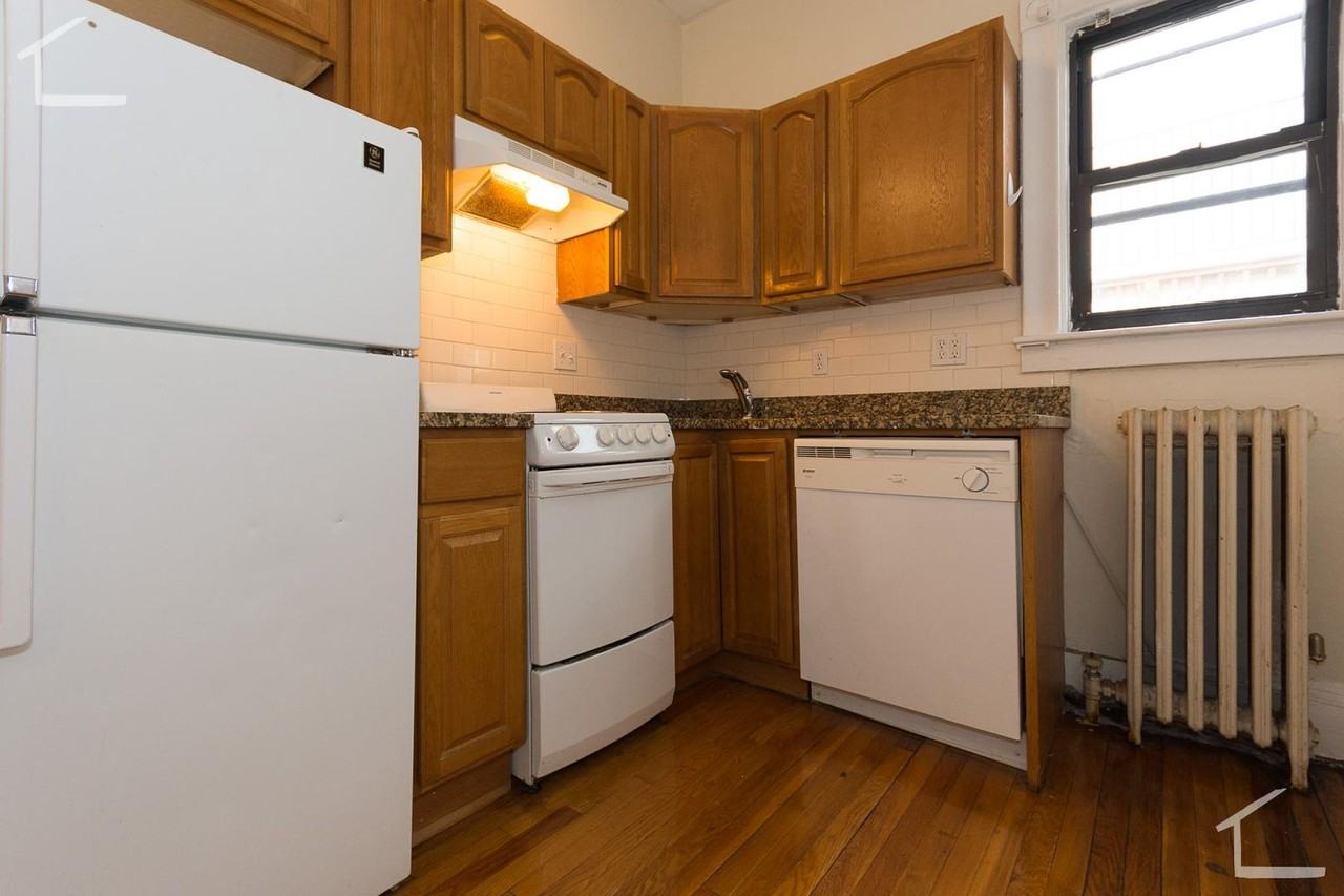 40 Bay State Road - Photo 5 of 6