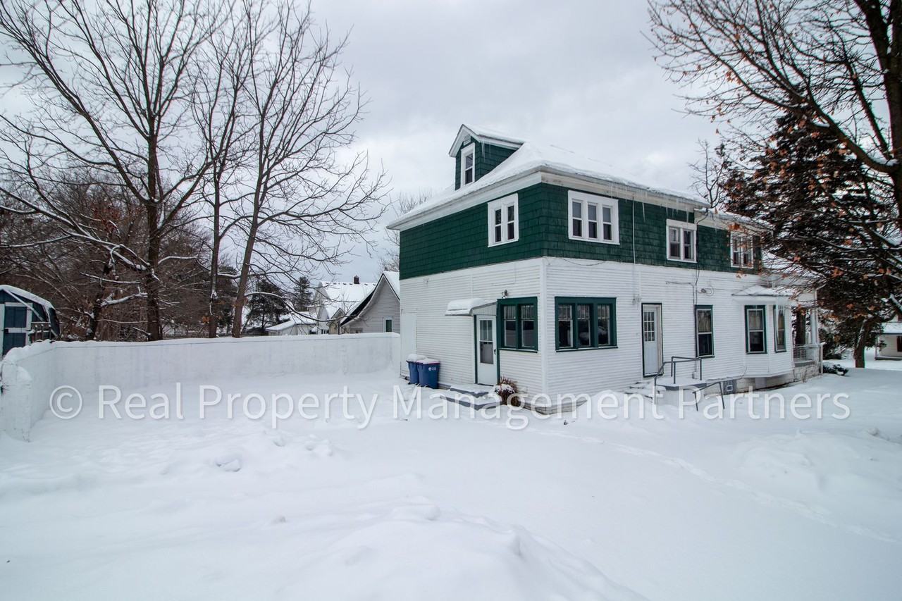 901 Baraga Street Northeast - Photo 2 of 23