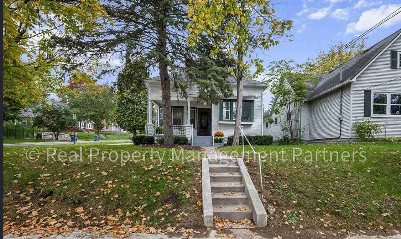 901 Baraga Street Northeast - Photo 3 of 23