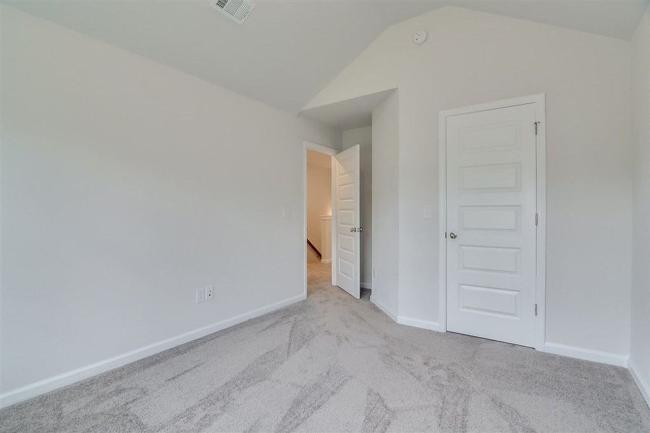 5121 Huntley Trl - Photo 5 of 40