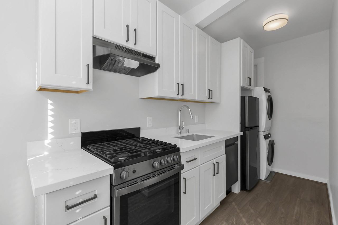 1030 Larkin - Photo 3 of 12