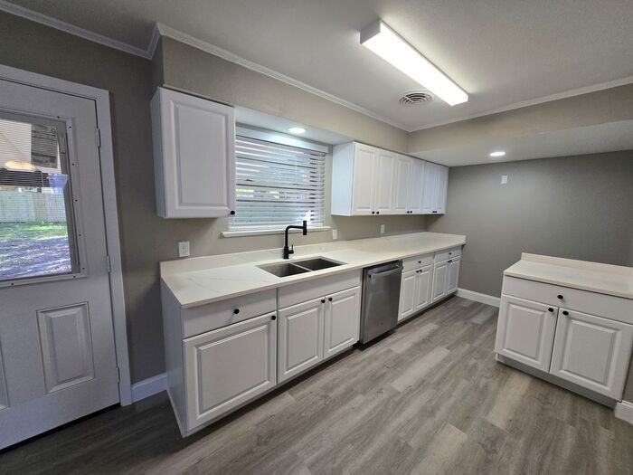 1706 Hunt Street - Photo 5 of 19