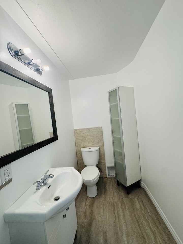 110 Westmount Road East - Photo 6 of 19