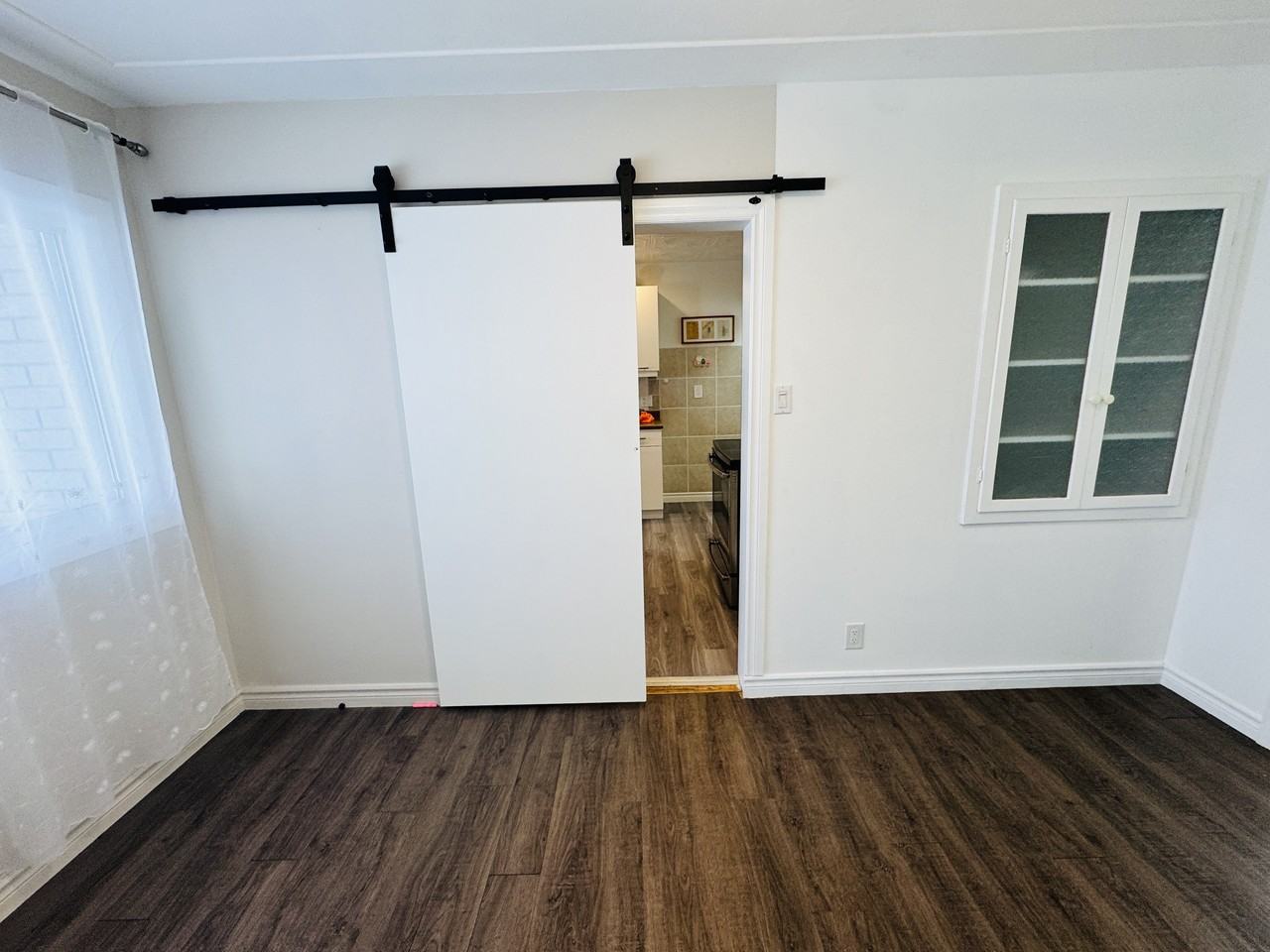 110 Westmount Road East - Photo 3 of 19