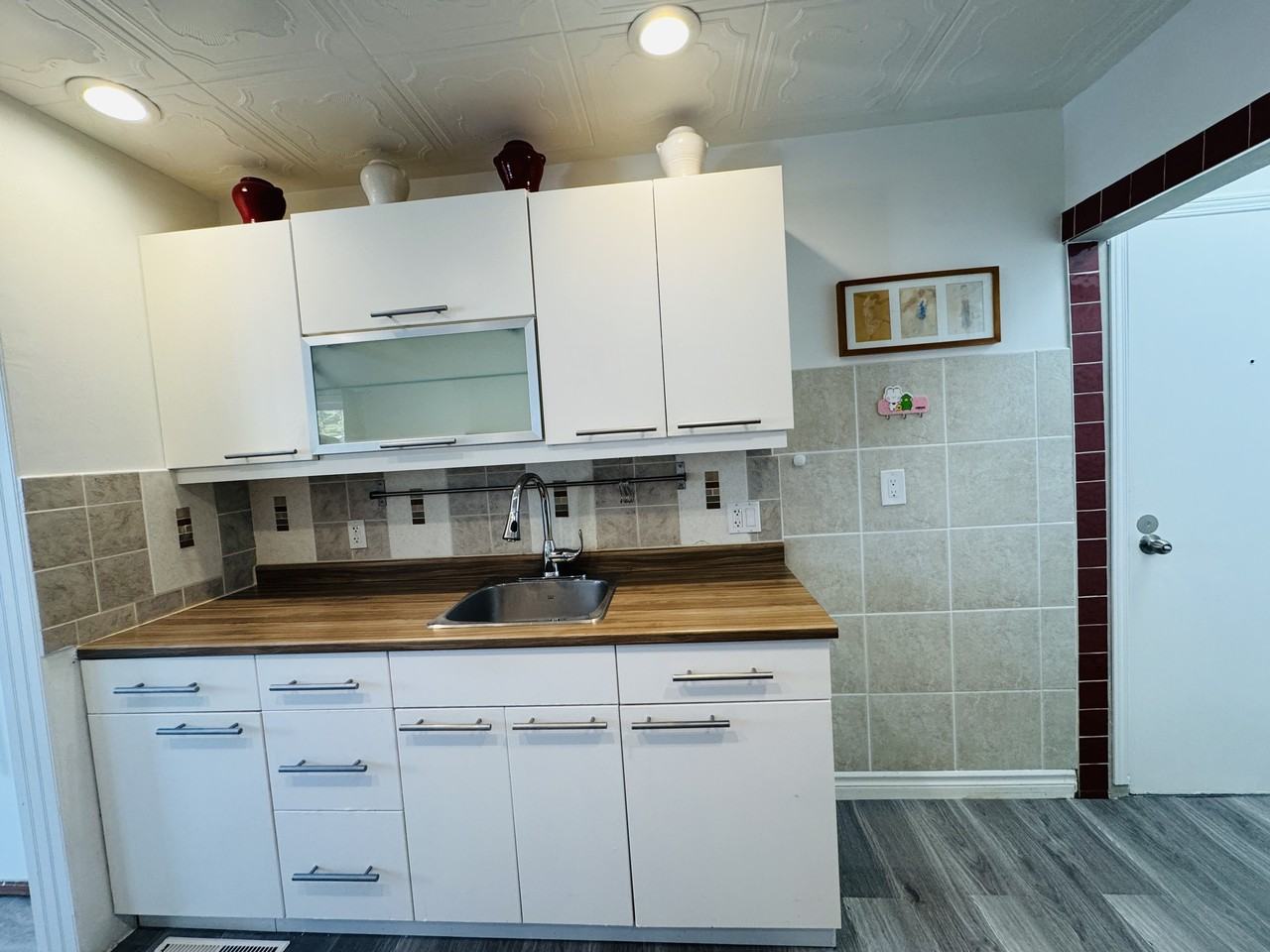 110 Westmount Road East - Photo 4 of 19