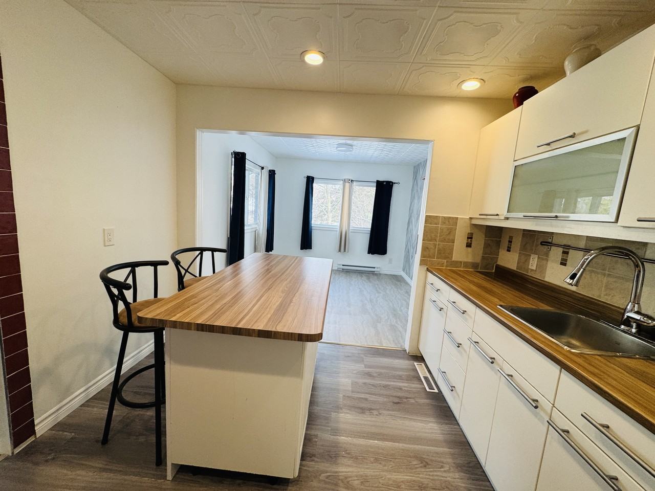 110 Westmount Road East - Photo 2 of 19