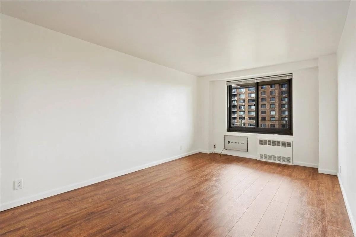 185 Hall Street - Photo 2 of 14