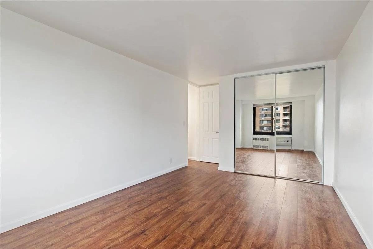 185 Hall Street - Photo 4 of 14