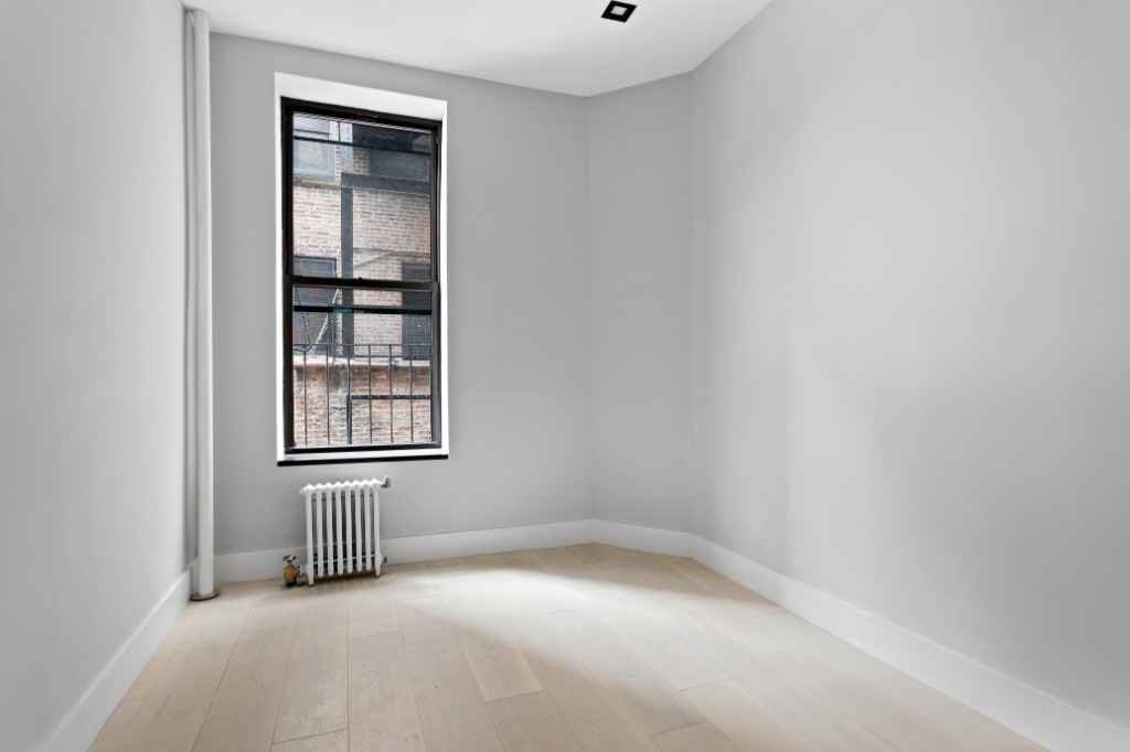 E 18th St #C4 - Photo 4 of 4