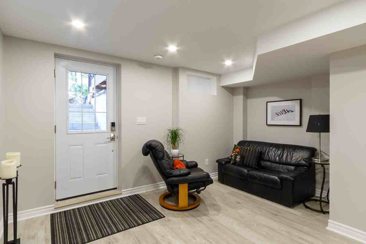 60 Strathcona Avenue - Photo 4 of 14