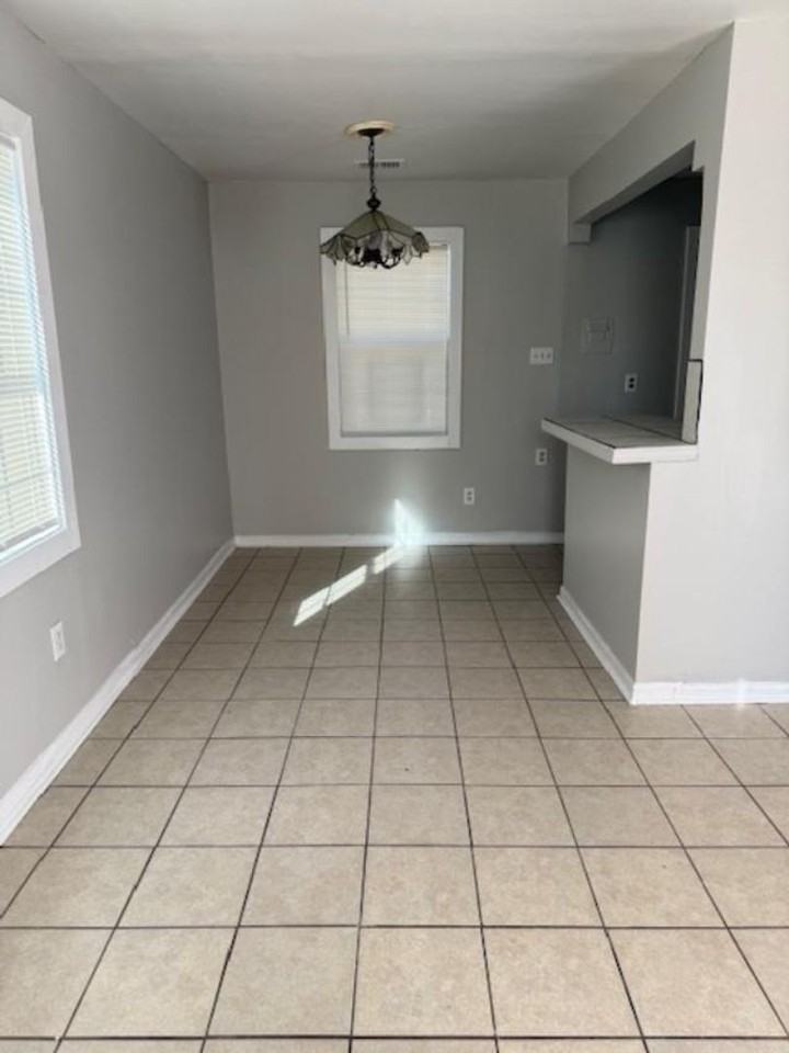 406 West Brooks Road - Photo 2 of 10