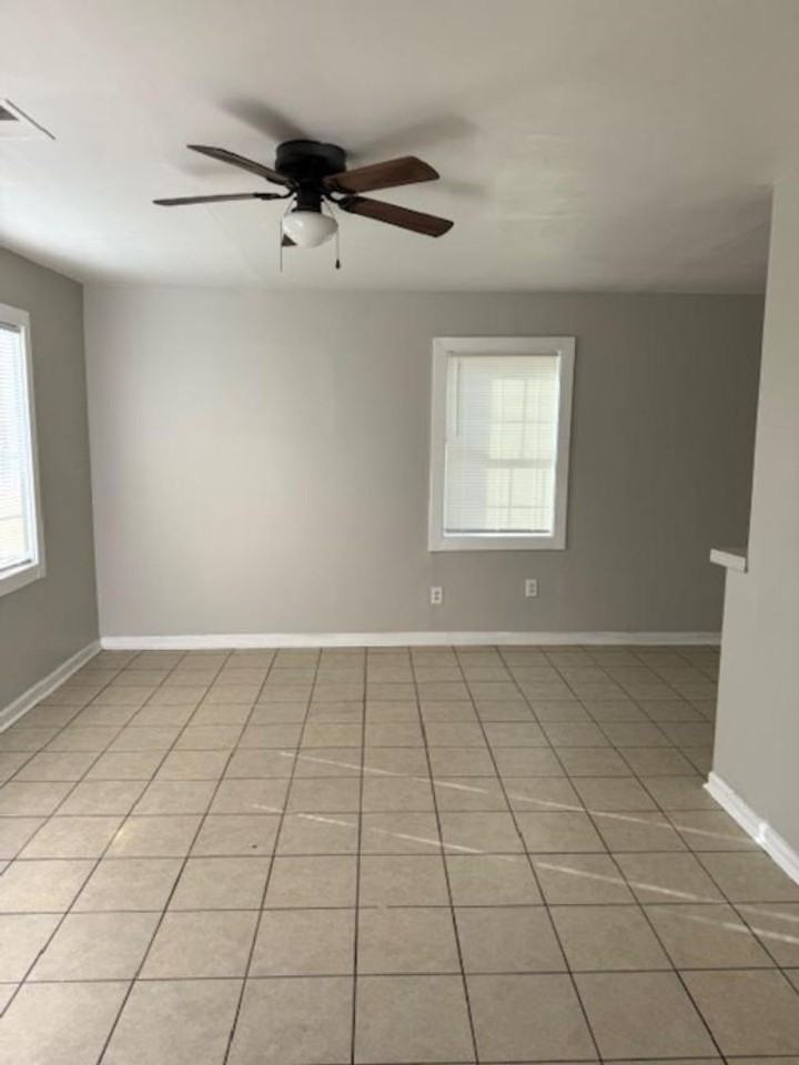 406 West Brooks Road - Photo 3 of 10