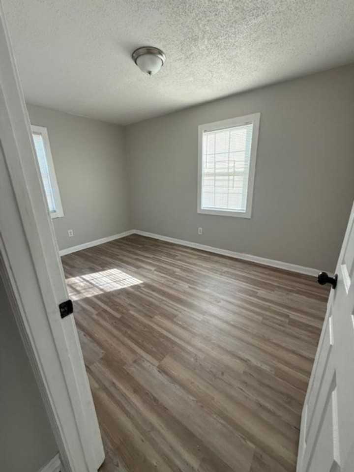 406 West Brooks Road - Photo 7 of 10