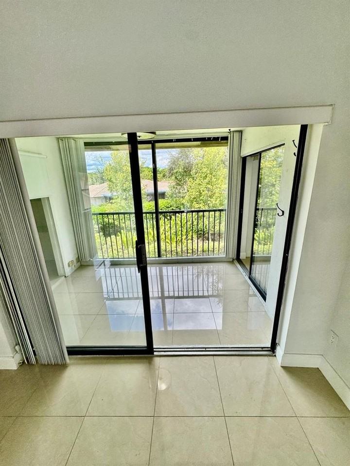 9657 Riverside Drive #H5 - Photo 4 of 28