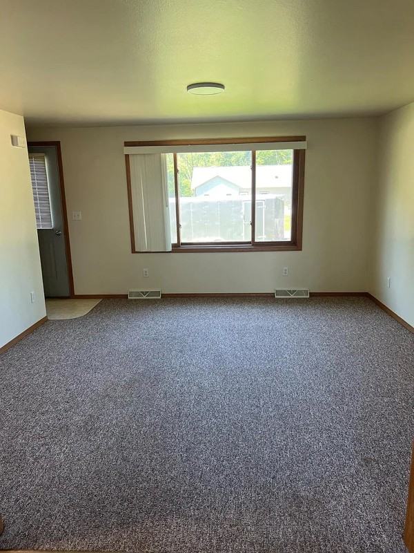 502 Steven Ave - Photo 3 of 7