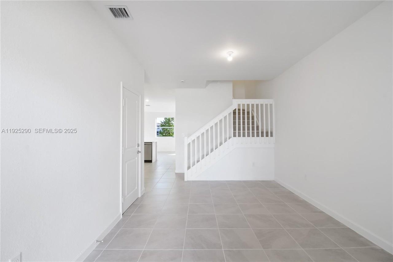 2747 Se 25th Ave #2747 - Photo 3 of 43
