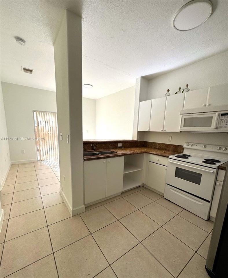 1652 Southeast 28th Street #1652-105 - Photo 3 of 30