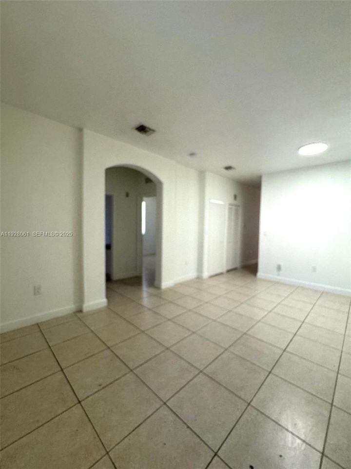 1652 Southeast 28th Street #1652-105 - Photo 5 of 30