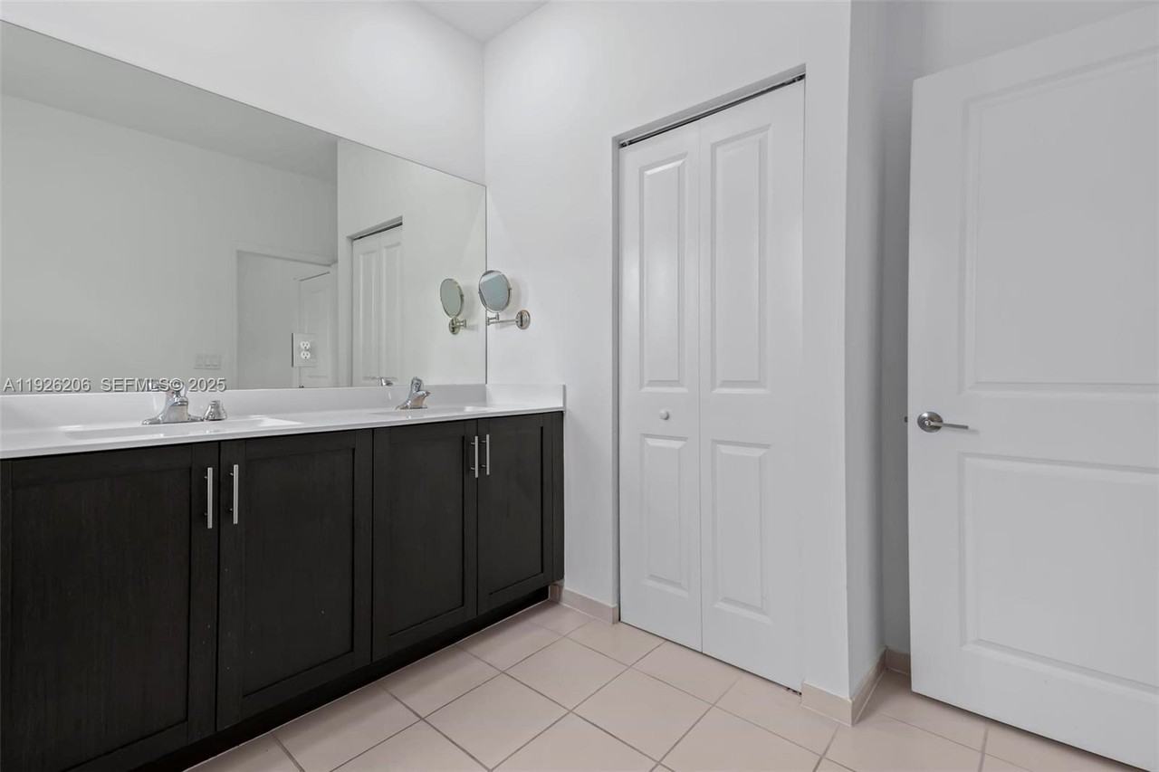 2652 Southeast 13th Street #2652 - Photo 4 of 45