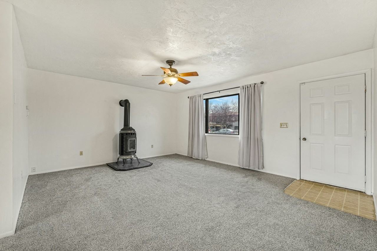 24 Jaxson Dr - Photo 4 of 17