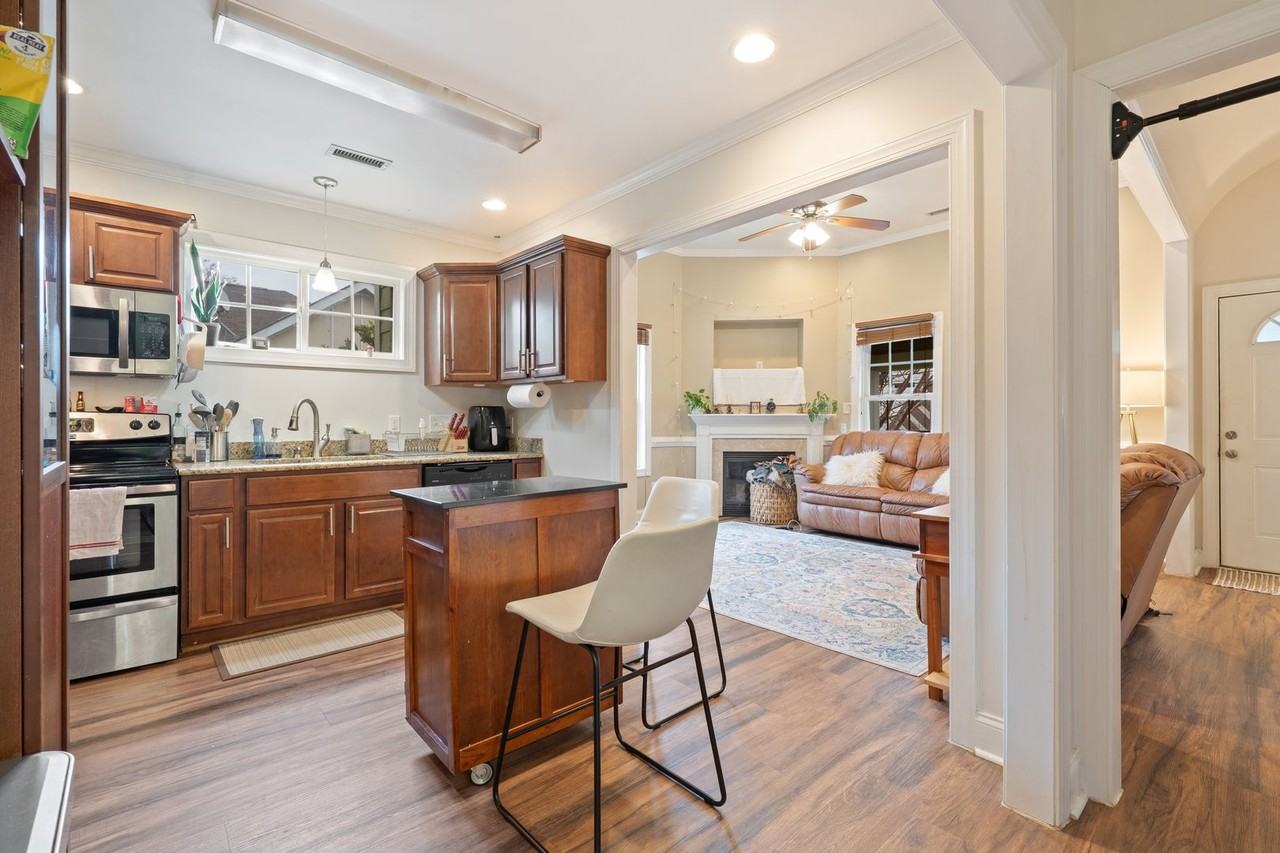 407 East Lenoir Street - Photo 4 of 16