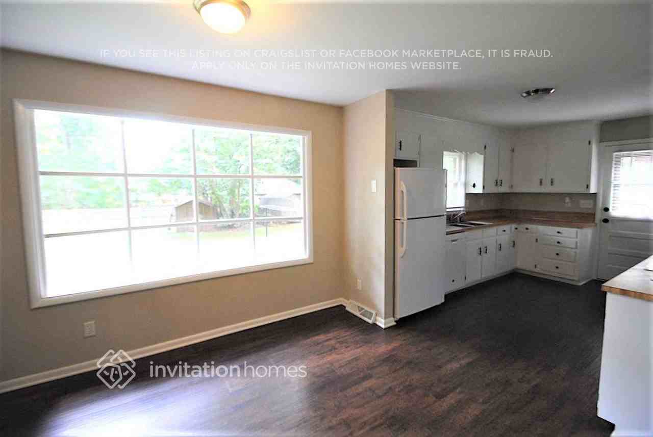 1447 Mcilroy Road - Photo 5 of 12