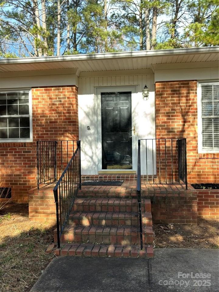 818 Ferndale Drive - Photo 2 of 9