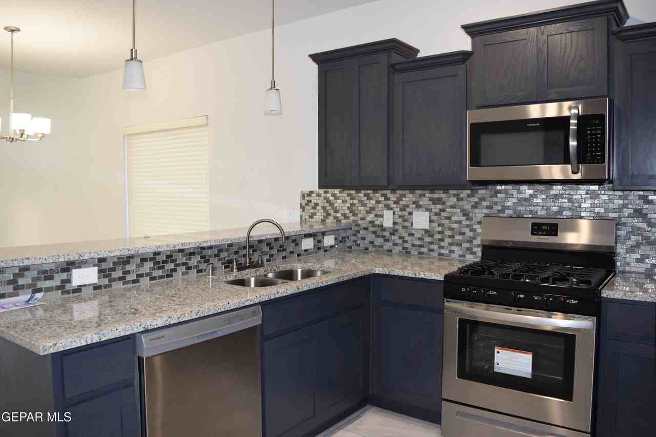 1103 Nickel Hill Avenue - Photo 3 of 34