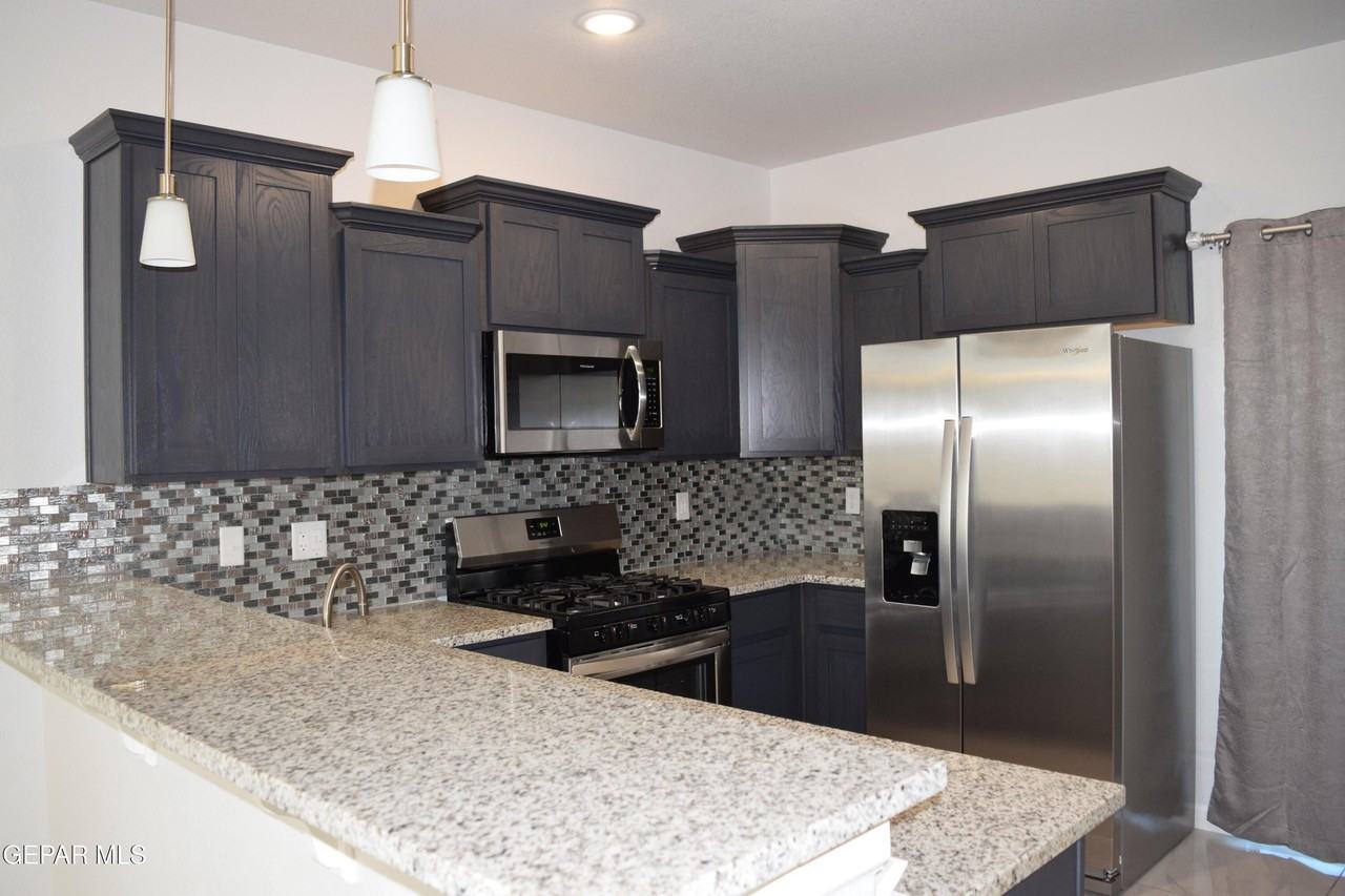 1103 Nickel Hill Avenue - Photo 4 of 34