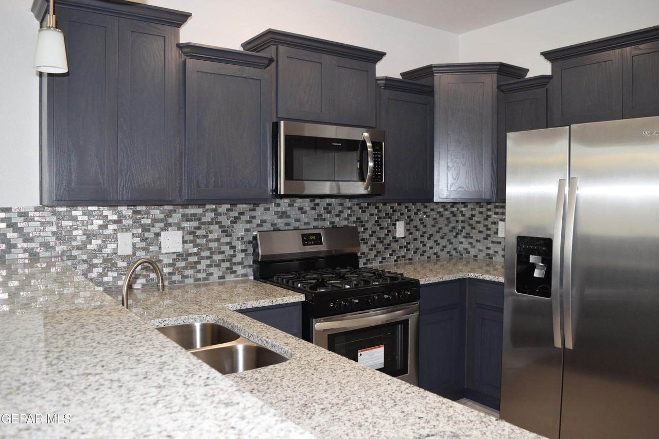 1103 Nickel Hill Avenue - Photo 5 of 34