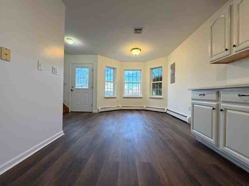 36 Rockland St - Photo 7 of 10