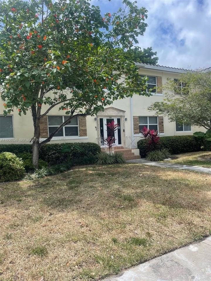 9140 Northeast 8th Avenue #3H - Photo 3 of 15